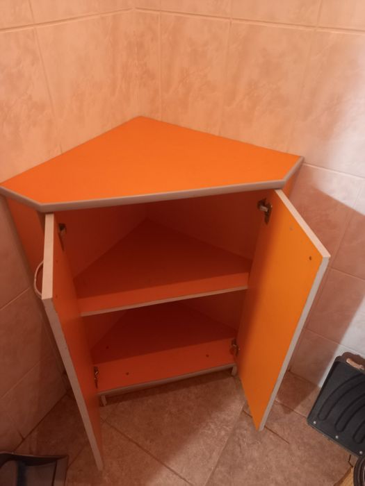Продаю тумбочку угловую