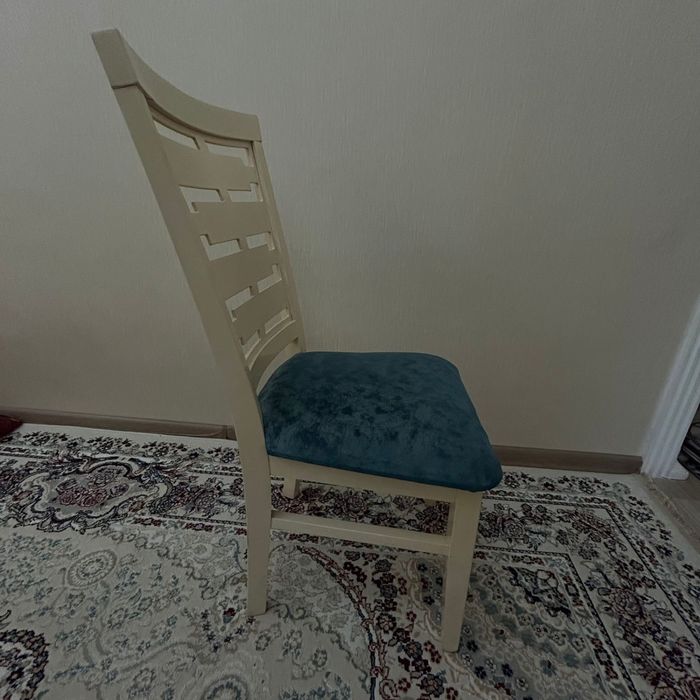 Стол с стульями.