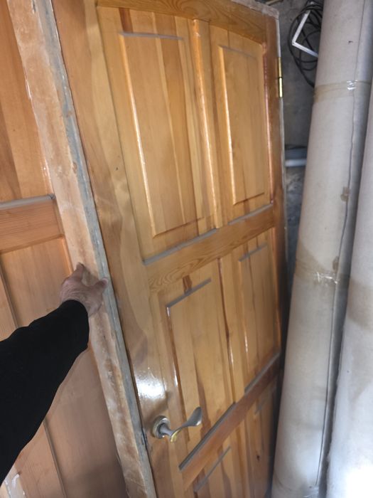 Taxta b/u eshiklar sotiladi.