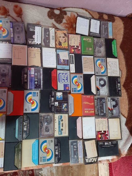 Vând casete audio de casetofon cu muzică românească în stare bună