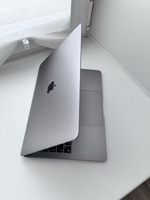 MacBook Air M1 8/256 GB