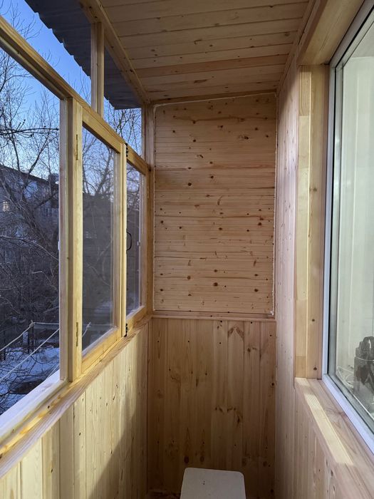 Остекление балконов, дерево, пластик