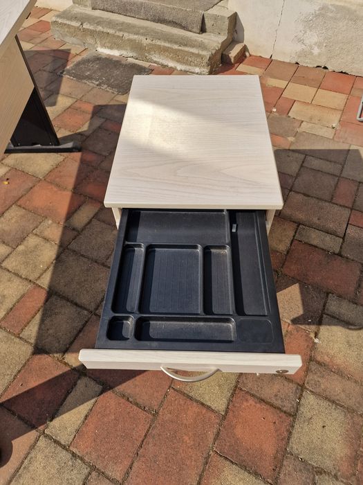 Vând Birou casetieră