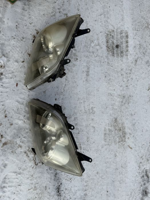 фары от тойота авенсис