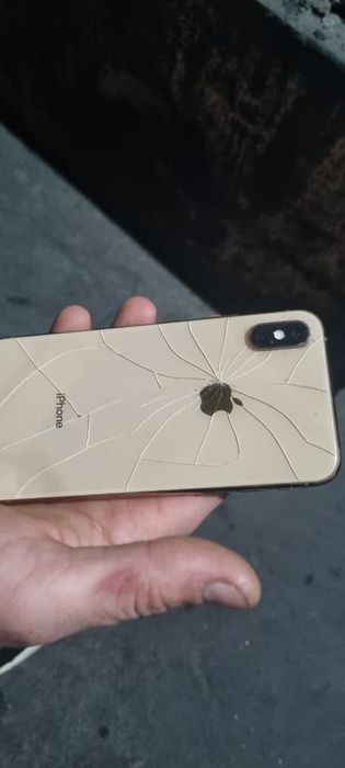 iPhone xs золотистого цвета