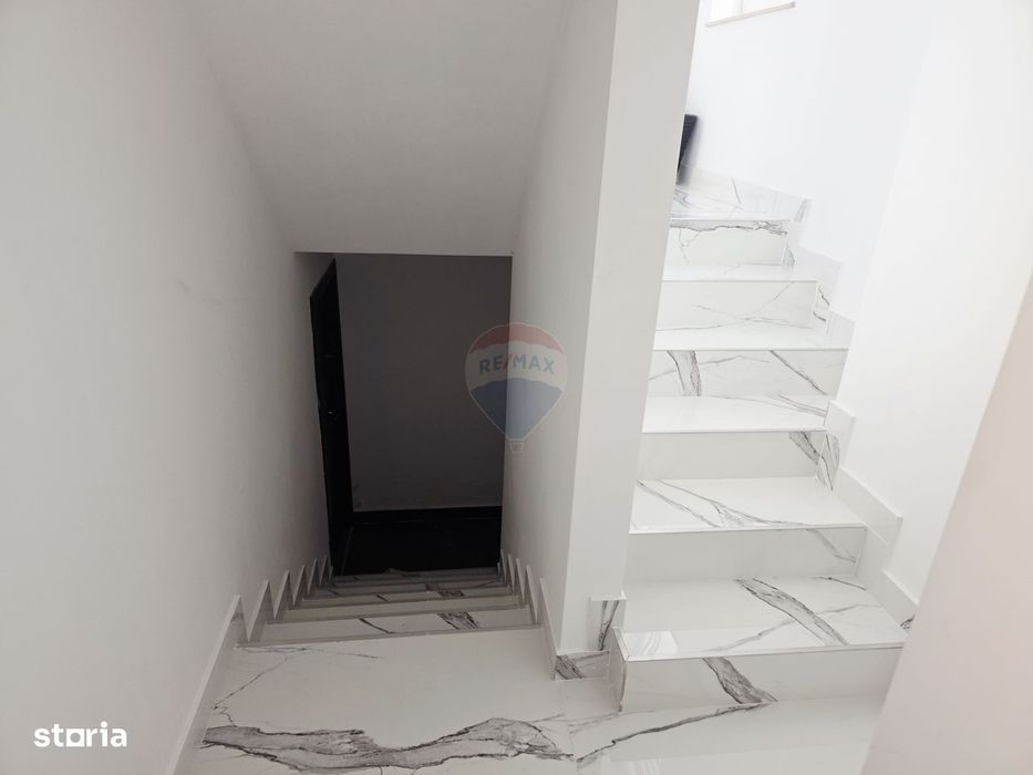 Apartament cu 5 camere de vânzare în zona Precista