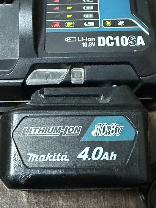 Makita incarcator  DC10SA si acumularor 10,8 4 amperi  BL1040B