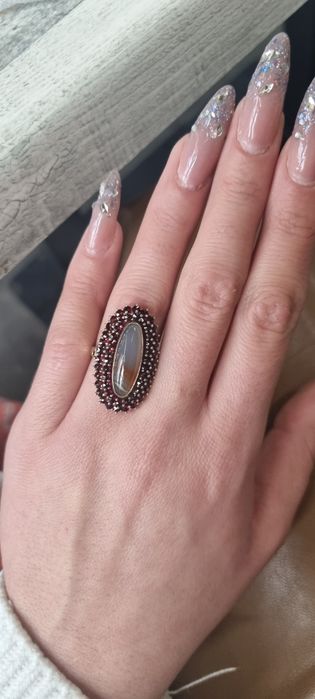 Зашеметяващ пръстен с ахат и гранати