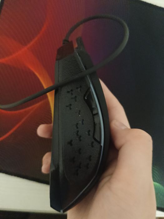 Продаю игровую мышку + коврик