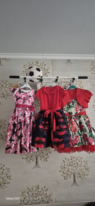 Продам нарядные платья для девочки