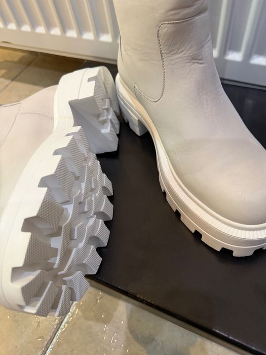 Чисто нови боти естествена кожа