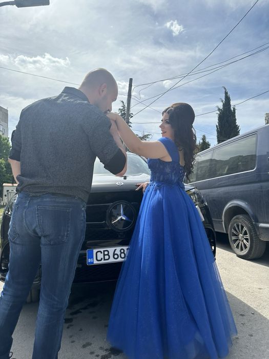 Бална рокля в кралско син цвят