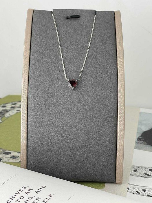 Золотая подвеска с гранатом