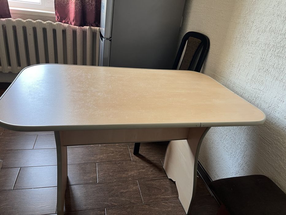Продам кухонный стол