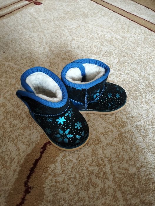 Уги на мальчика.Размер 23