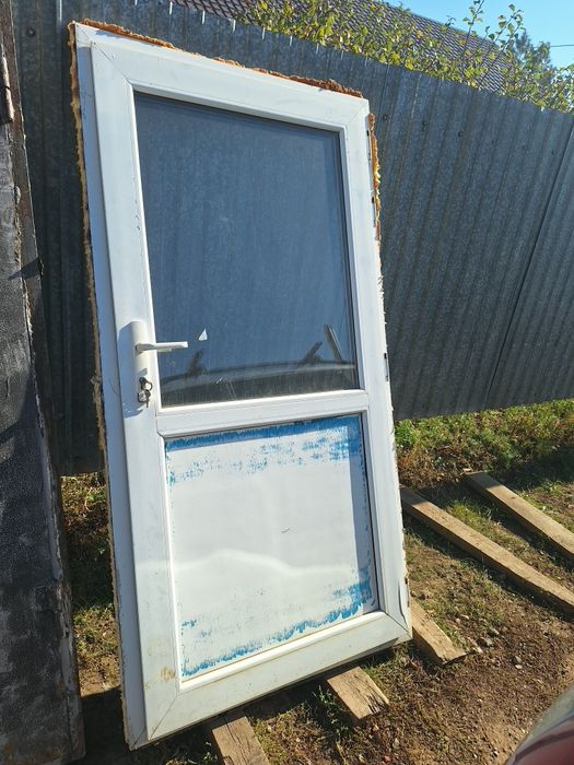 Продам пластиковую дверь
