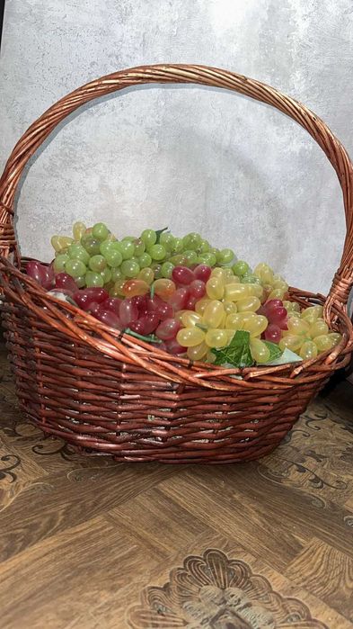 Корзина с искусственным виноградом