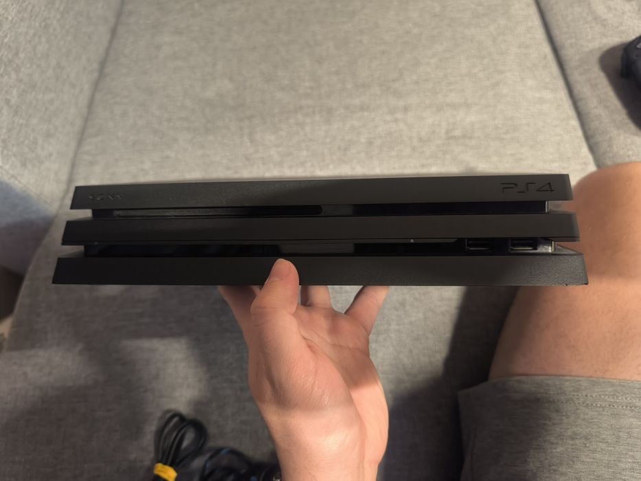 PlayStation 4 Pro 1TB + Charging Station + 2 контролера + 3м кабел