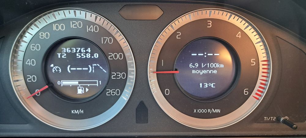 volvo xc60 full summum 4x4 manual navi piele xenon distributie noua