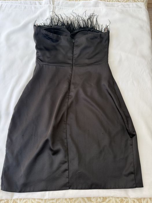 Официална  и елегантна черна рокля с пера