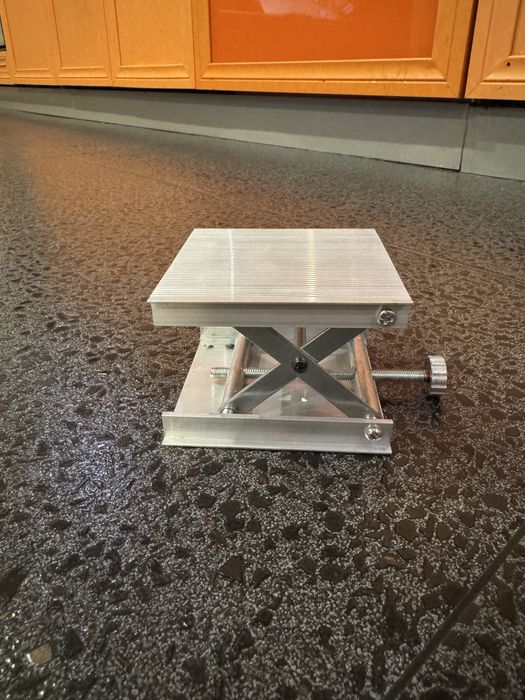 Продавам лазерен нивелир със зелен лазер