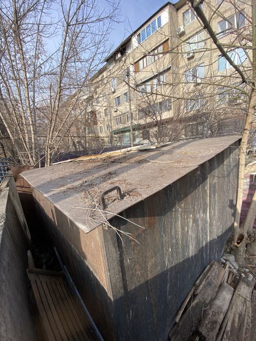 Мощный железный гараж