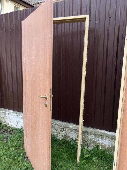 Usi MDF cu toc metalic vopsit.