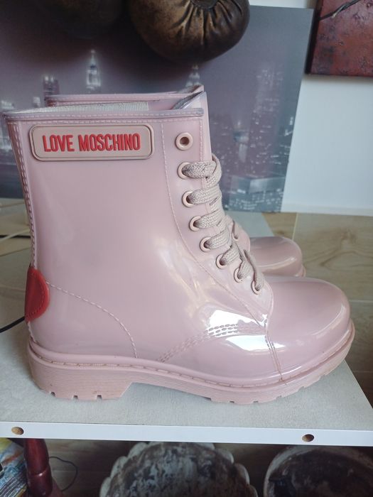 продавам  дамски  боти нови номер 39 love MOSCHINO