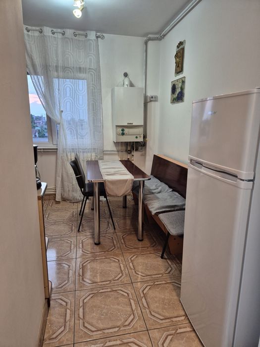 Garsoniera mare 40 mp de închiriat in bloc de apartamente