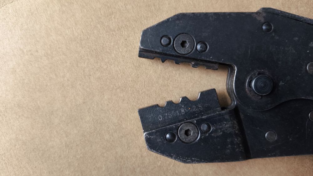 Клещи за кримпване (кербоване) на кабелни обувки и два кабела с гилза