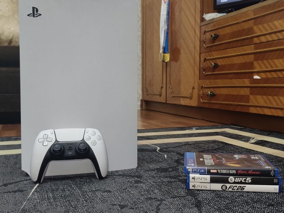Продам PlayStation 5 с 3 играми на дисках