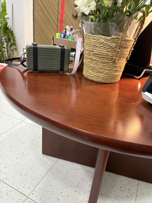 Продается 2 стола , один круглый , второй обычный. Призводмво польша