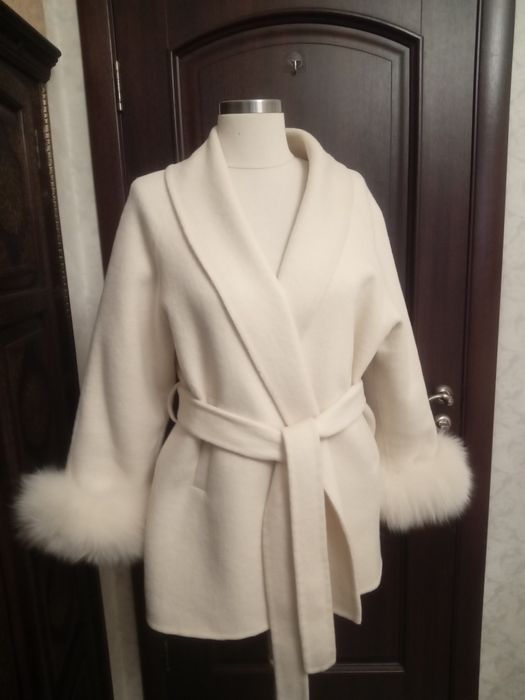 Полупальто с поясом.