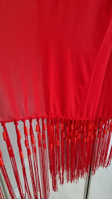 Eșarfă roșie elegantă din voal cu franjuri