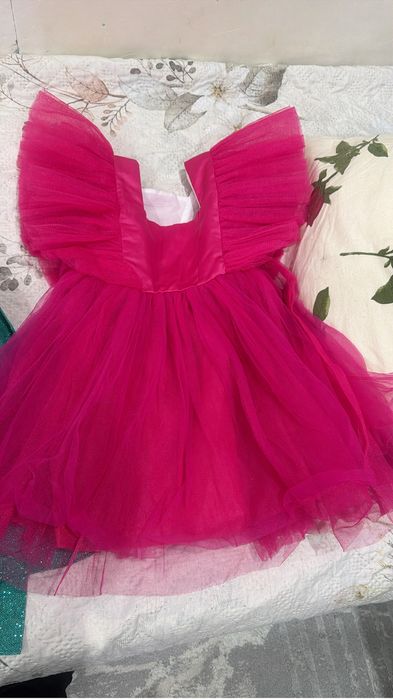 Продам платье на девочку красивое розовое пышное