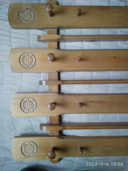 Стенна дървена закачалка за дрехи от масивно здраво дърво