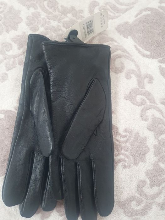 Чисто нови ръкавици