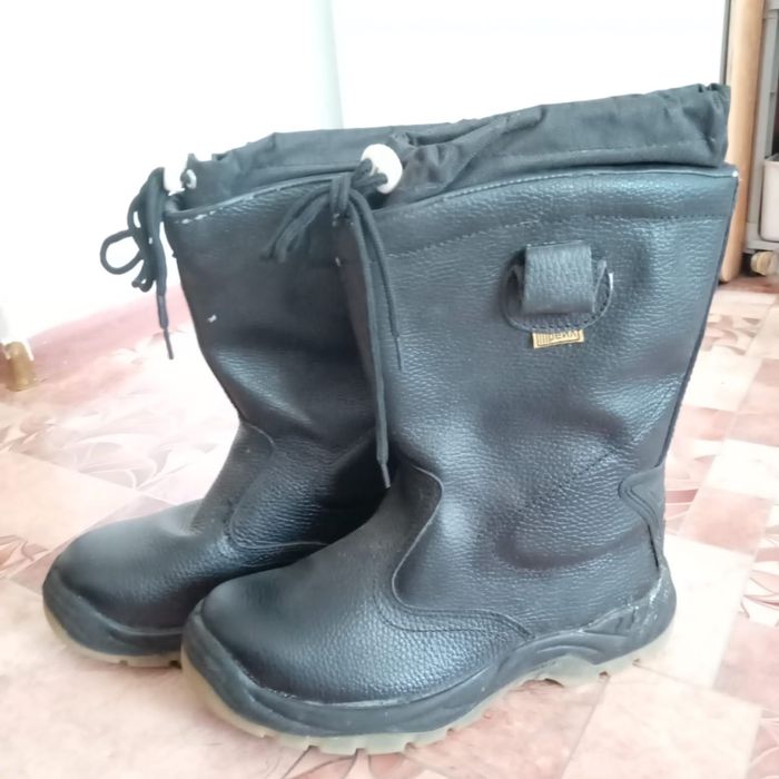 Продам зимний спец обувь