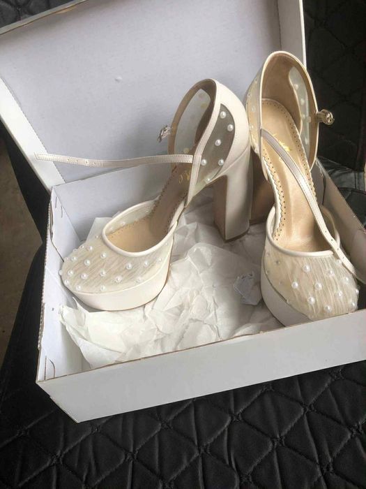 Vând rochie de  mireasa   si pantofi