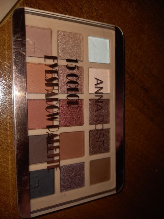 палетки теней и кушонов.