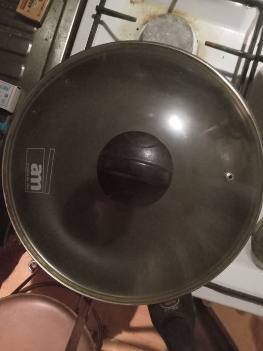 Продам сковороду с крышкой