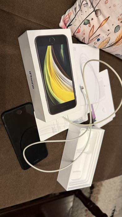 Продавам телефон Iphone se 2022