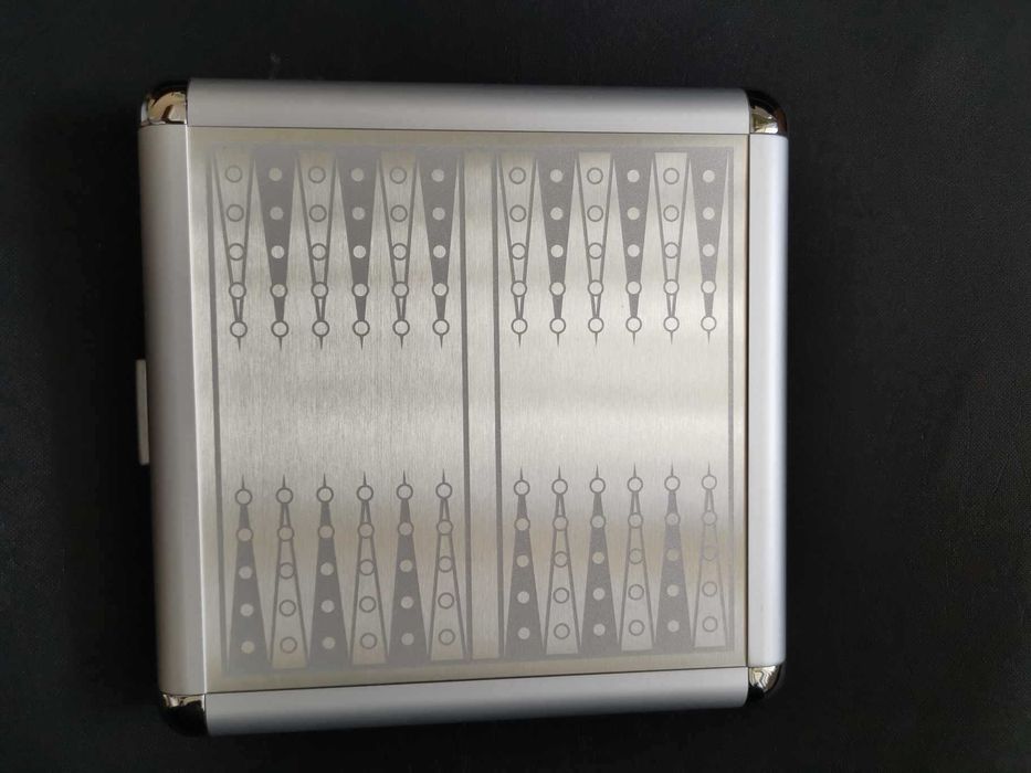 Луксозен метален шах и табла в едно.