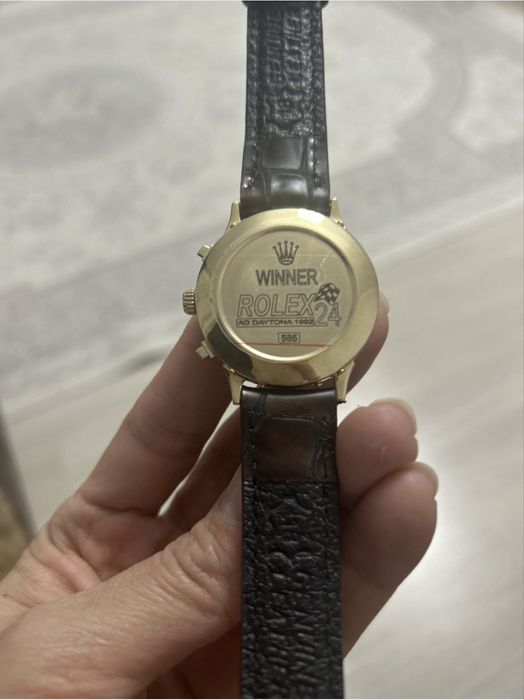 Золотые часы с бриллиантами