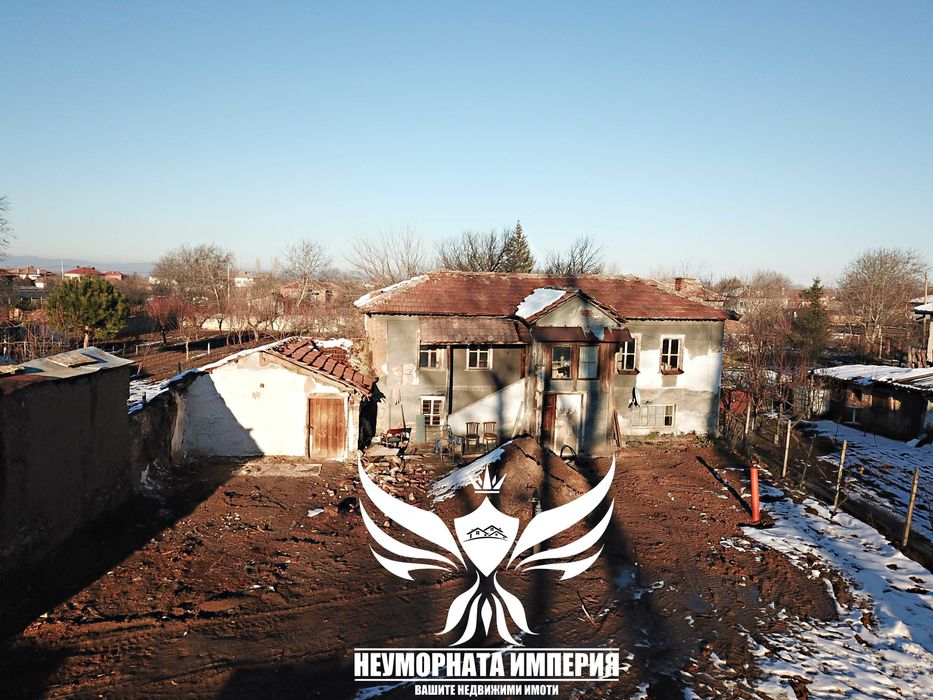 Продавам двуетажна вила/къща 285РЗП в 600кв.м двор в село Избеглии