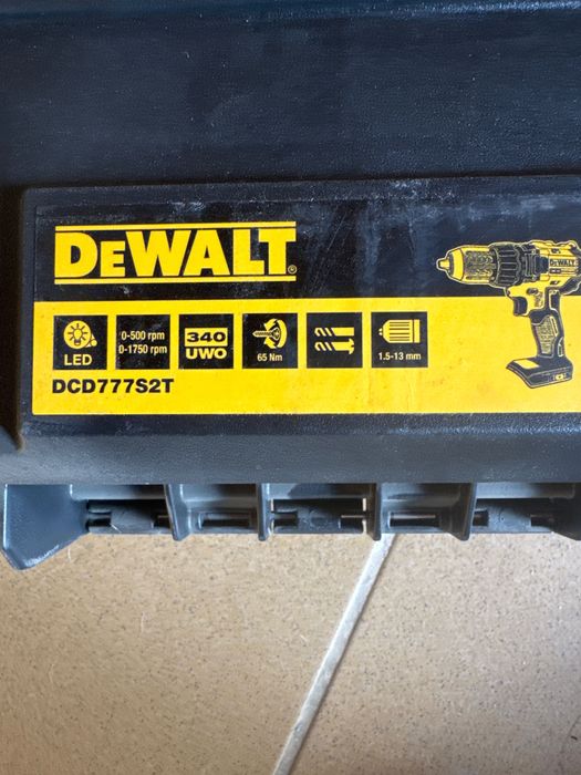 NOU, Mașină de găurit cu 2 acumulatori Dewalt DCD777S2T