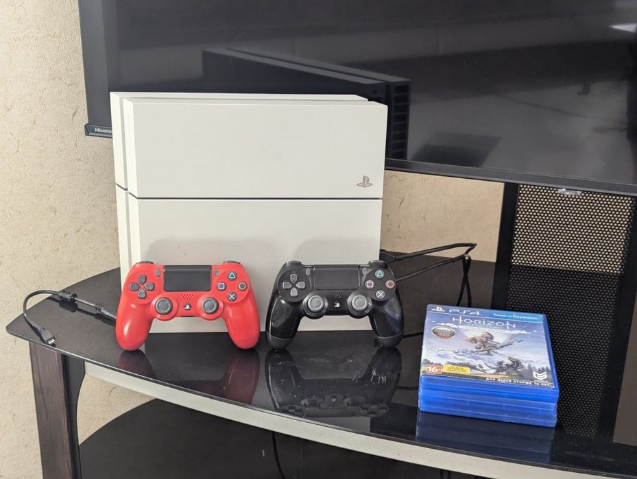 Playstation 4 с подпиской на год и два геймпада