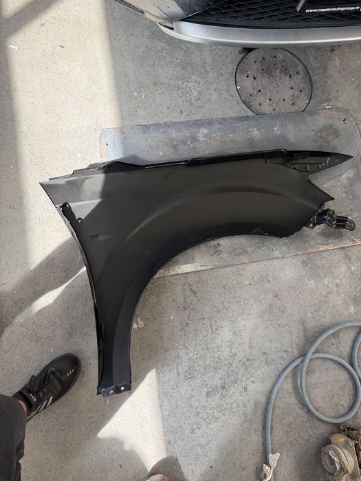 Aripă față stanga Mitsubishi Outlander 2007–2010, negru lucios