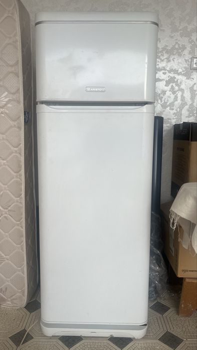 Продаётся двухкамерный холодильник Ariston.