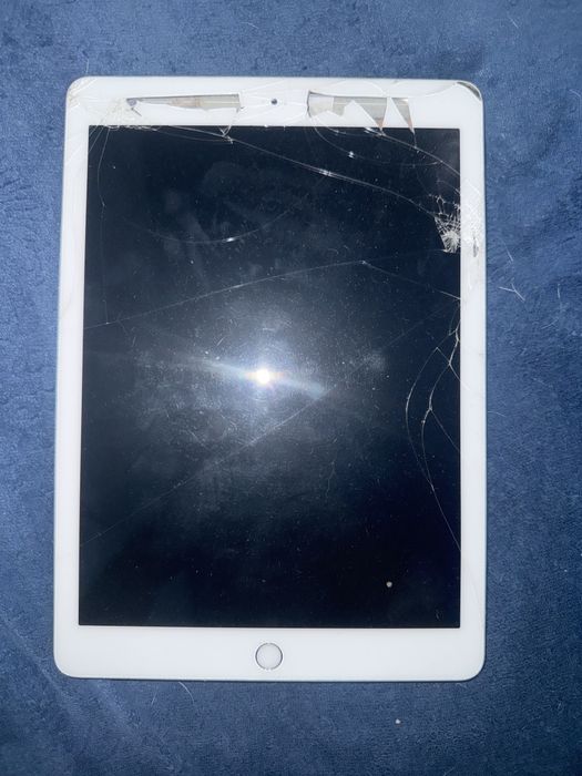 iPad 6 (2018), 32 ГБ. Работает. Примерно половина сенсора не реагирует